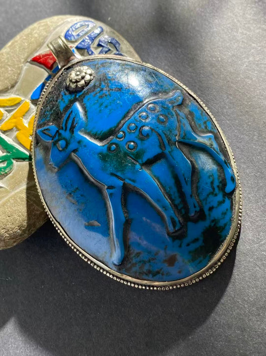 Hand-painted carved shell pendant, showcasing Tibetan Buddhist craftsmanship. A beautiful and meaningful accessory representing inner peace and spiritual strength.