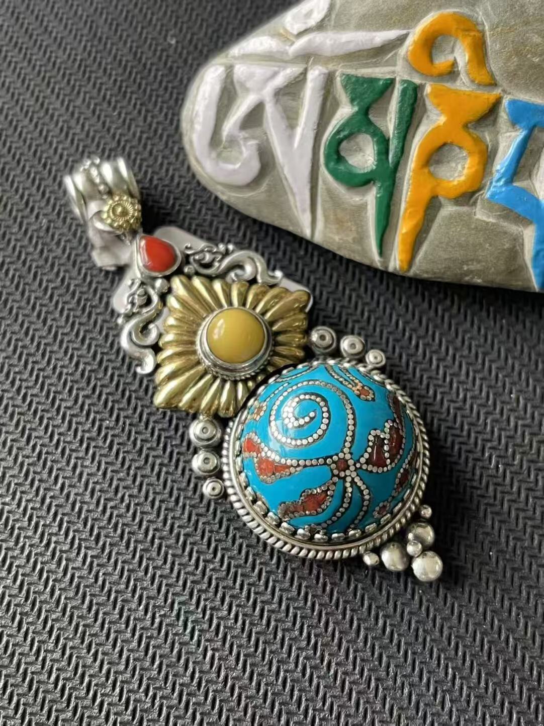 Blue round pendant with a hand-painted design, representing Tibetan Buddhist jewelry culture. A unique, artistic accessory symbolizing harmony, peace, and vitality.