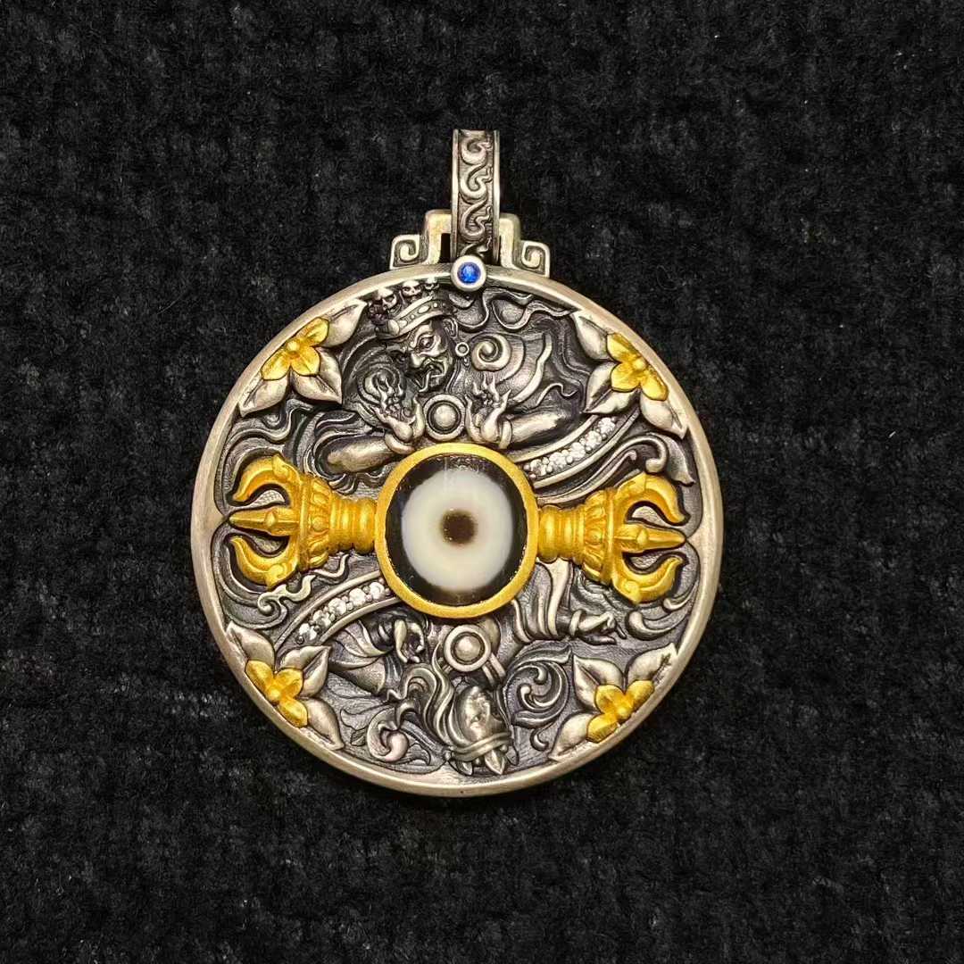 Side view of S925 Zakiram pendant reflecting Tibetan Buddhist Jewelry Culture, handcrafted with exquisite jewelry art design.