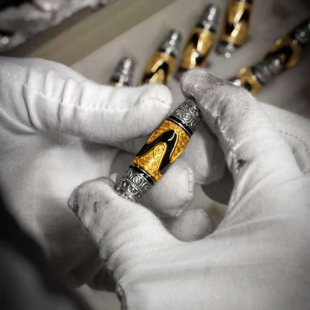 Sacred tiger fang Daluo silver pendant in Tibetan Buddhist jewelry culture, crafted as protective jewelry art.