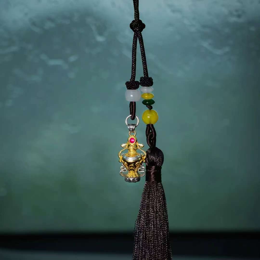 Elegant silver serpent bone necklace inspired by Tibetan Buddhist jewelry culture, fashion meets spiritual meaning.