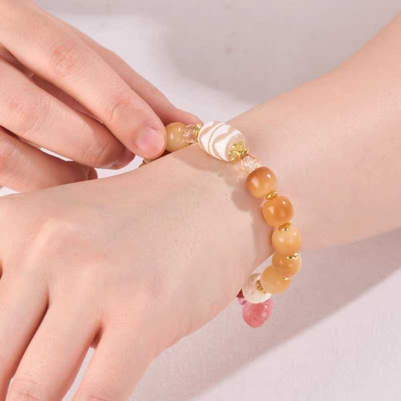 Ethnic style Double Tiger Tooth Dzi bead bracelet, handcrafted with Tibetan Buddhist jewelry culture, combining spiritual symbolism and artisan craftsmanship.