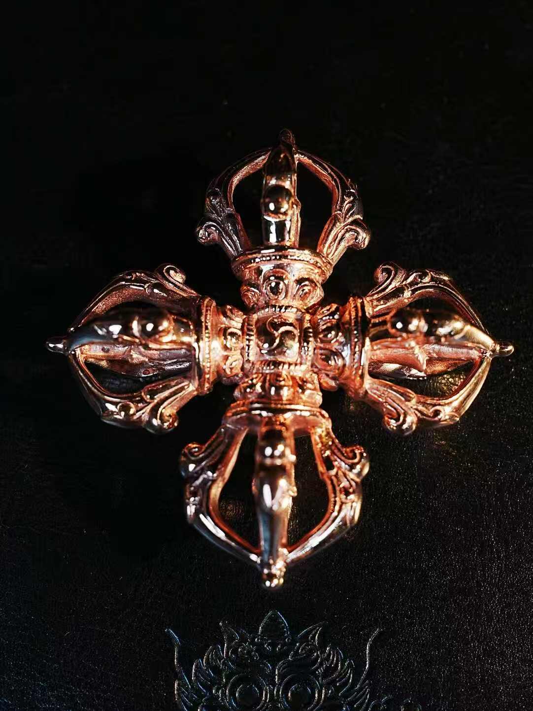 A beautifully crafted brass Cross Vajra representing enlightenment and spiritual power. A must-have for practitioners of Tibetan Buddhism, this piece serves as both a ritual tool and an art piece.