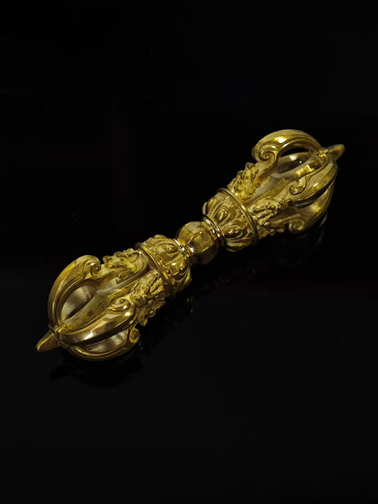 Handcrafted brass Vajra pendant, embodying the power of Tibetan Buddhist symbolism. This retro-style pendant is perfect for spiritual practitioners, meditation, or as a decorative accessory with deep spiritual meaning.