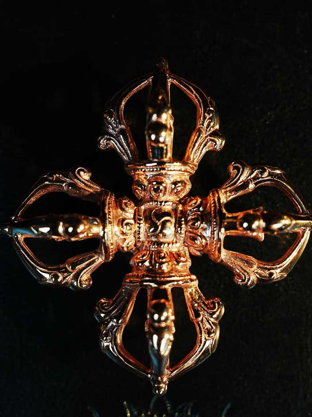 This brass Cross Vajra embodies the wisdom and power of Tibetan Buddhism. Ideal for personal spiritual practice, it brings strength and enlightenment to your meditation space.