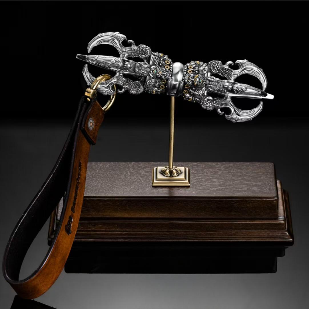 Traditional brass Para Vajra, representing Tibetan Buddhist ritual implements culture, perfect for spiritual practices and Buddhist ritual implements art.