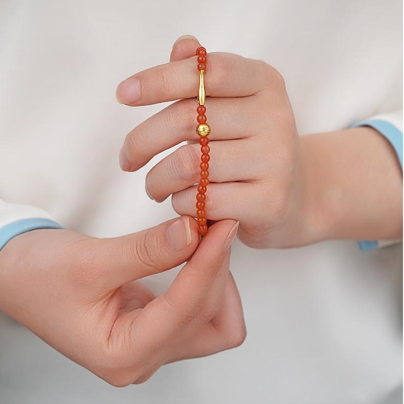 A stunning Southern red agate bracelet that blends Tibetan jewelry art with fine craftsmanship. Ideal for enhancing energy flow and personal protection.