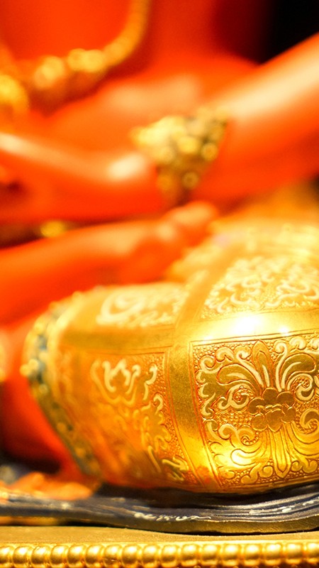  Exquisite handcrafted Amitabha Buddha statue, hand-painted with mineral pigments, showcasing traditional Tibetan Buddhist craftsmanship and rich cultural heritage, perfect for your Buddhist art collection.