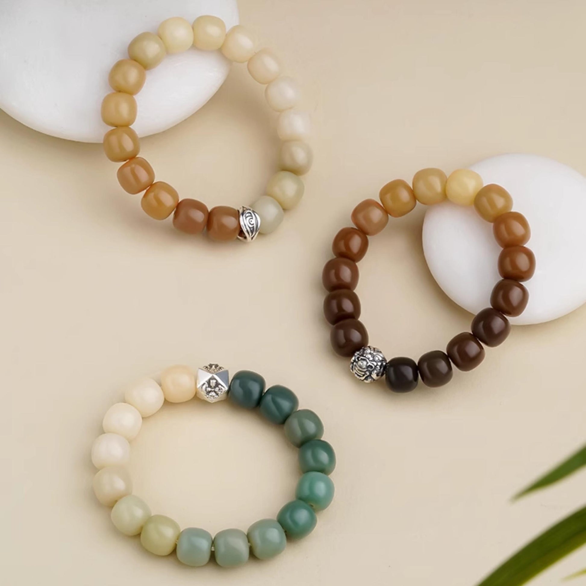 Artisan Bodhi bracelet Qingye Zhufeng with elastic 16cm fit, natural Bodhi seeds, and sterling silver accent bead.