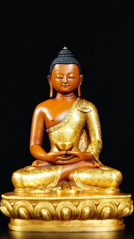 Alt text: A rare gilded Buddha statue representing the essence of Tibetan Buddhist art, crafted by hand with unique religious symbolism, making it a valuable collectible for Buddhist culture enthusiasts.