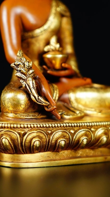 Alt text: This handcrafted Tibetan Buddhist Buddha statue, adorned with a magnificent golden crown, reflects the exquisite craftsmanship and deep spiritual meaning of Tibetan Buddhism, making it a perfect choice for collectors and meditation practitioners.