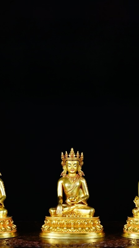 Alt Text: An ancient Tibetan Buddhist statue with a golden crown, skillfully crafted with gilding and mineral pigments. A stunning representation of the depth of Buddhist history and culture.