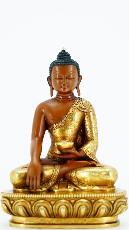 Alt text: An ornate gilded Buddha statue, decorated with mineral pigments and fine handcrafted details, perfectly showcasing the artistic charm and spiritual symbolism of Tibetan Buddhism, making it an eye-catching piece of Buddhist art.