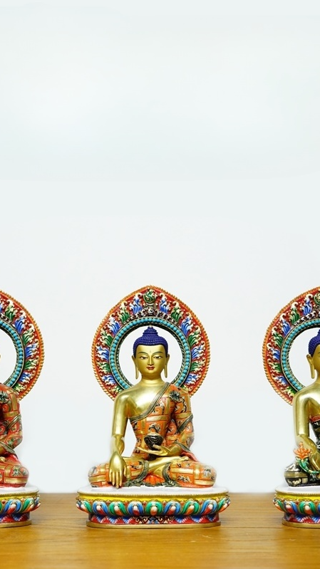 Alt text: Tibetan Buddhist Three Worlds Buddha statue, crafted with gilding and mineral pigments, highlighting the unique charm of Buddhist art.