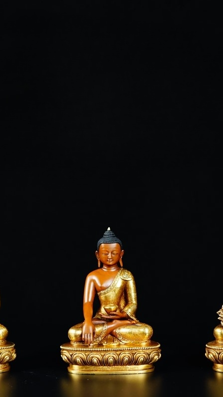Alt text: A pure handcrafted Tibetan Buddhist Buddha statue, combining gilded gold and traditional Buddhist symbols. The unique craftsmanship highlights the deep cultural heritage and spiritual pursuit of Tibetan culture.