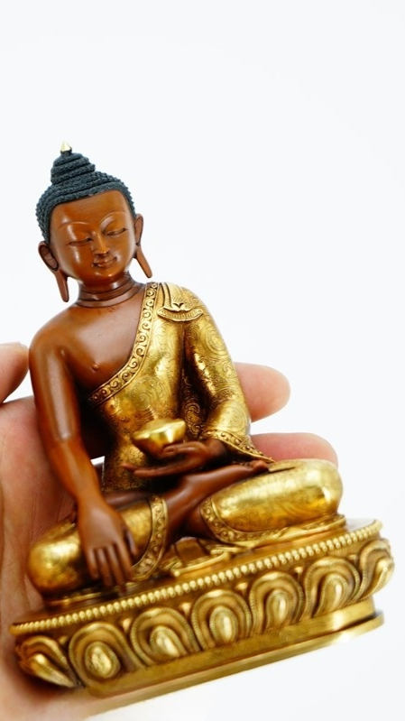 Alt text: A beautifully gilded Three Buddhas statue, representing the past, present, and future Buddhas. The fine craftsmanship and mineral pigment accents perfectly blend Tibetan Buddhist art with cultural spirituality.