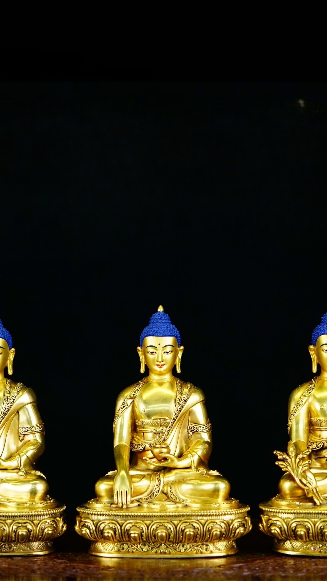 Alt Text: Handcrafted Tibetan Buddhist Three Buddhas statue with gilded gold and mineral pigments, a masterpiece of Buddhist art symbolizing wisdom and compassion.