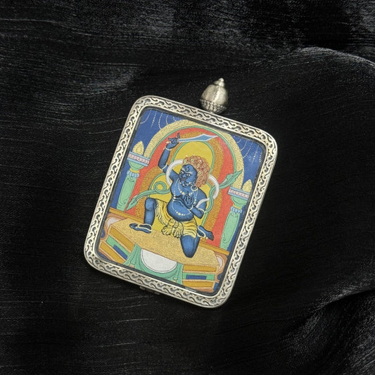  A 4x5cm hand-painted Chigung-style Acala (Fudō) Thangka pendant featuring the Immovable Wisdom King, encased in 925 silver with Dunhuang Nine-Colour Deer design, symbolising wisdom and protection in Tibetan Buddhist tradition.
