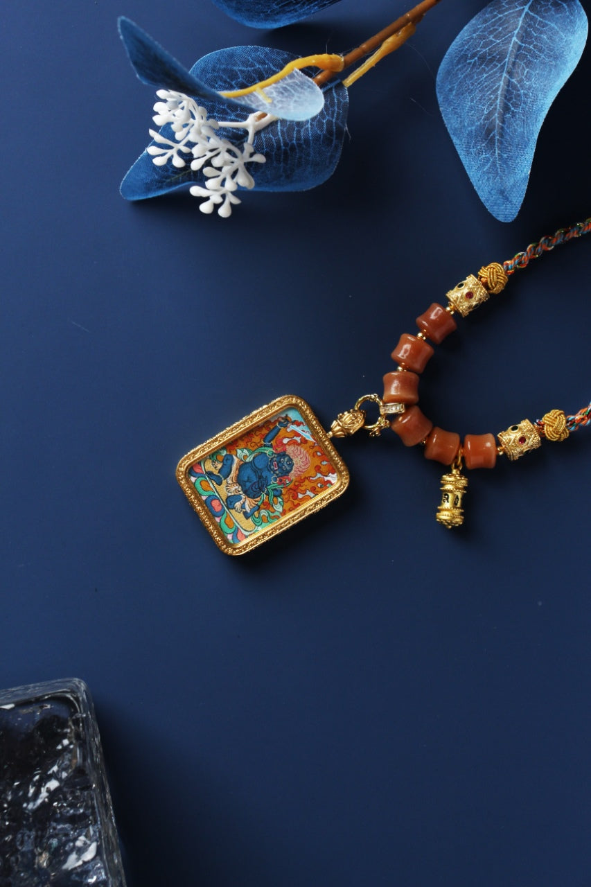  Detailed view of the titanium steel casing for the Acala Thangka pendant, symbolizing protection and elegance in Tibetan Buddhist tradition.

