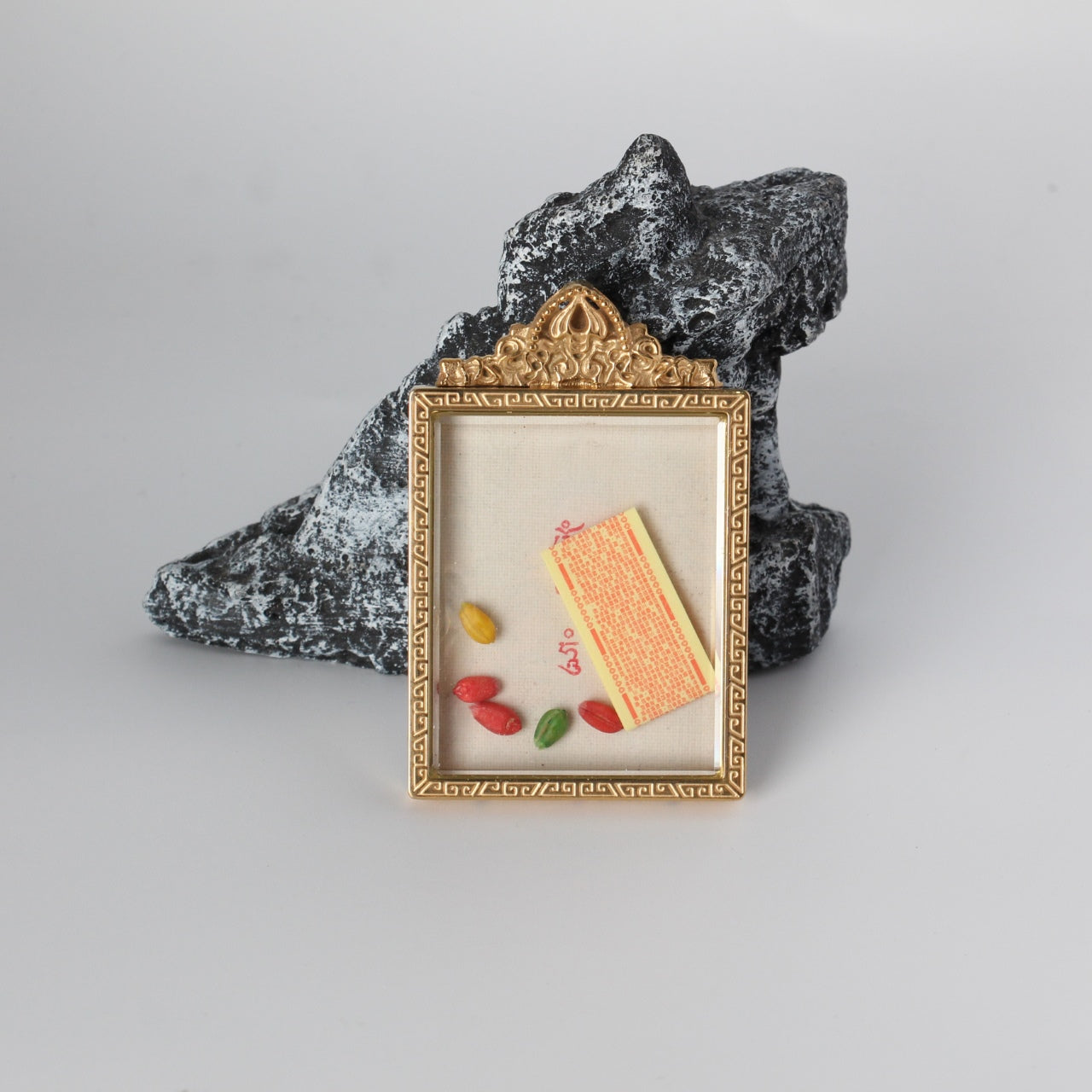  Detailed view of the titanium steel casing for the Acala Thangka pendant, symbolizing protection and elegance in Tibetan Buddhist tradition.
