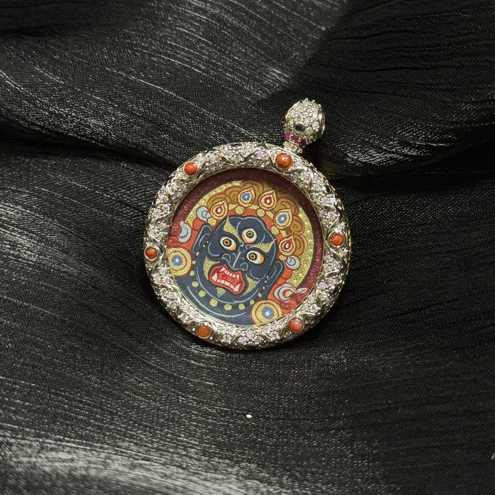  The Rekong Red-Gold Acala Buddha Head Thangka pendant displayed as a sacred amulet for discipline and protection, embodying Buddhist tradition.
