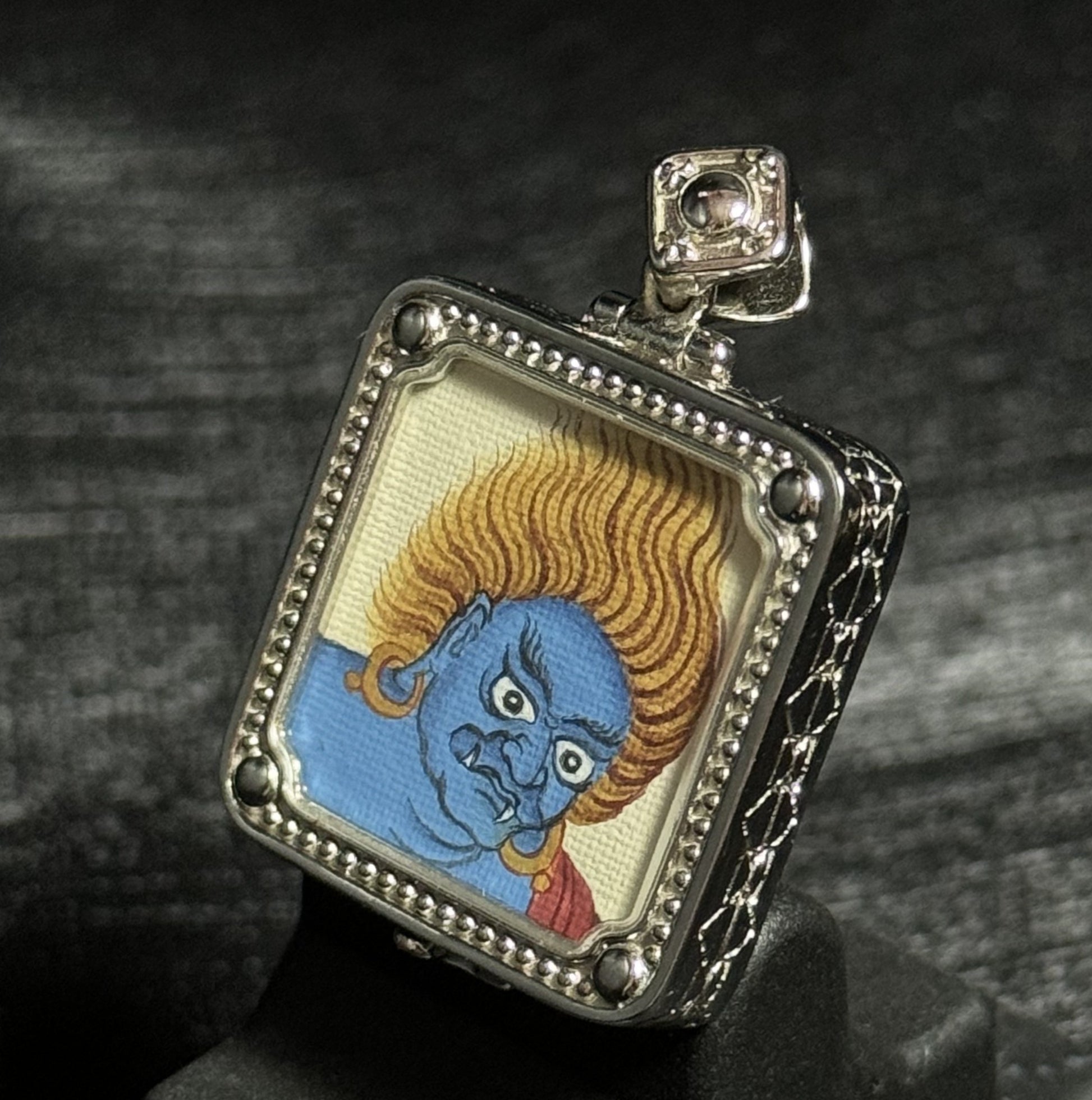 Detailed view of the 925 silver casing for the Six-Armed Mahakala Thangka pendant, dual-face capable, symbolising protection and tradition in Tibetan Buddhist art.
