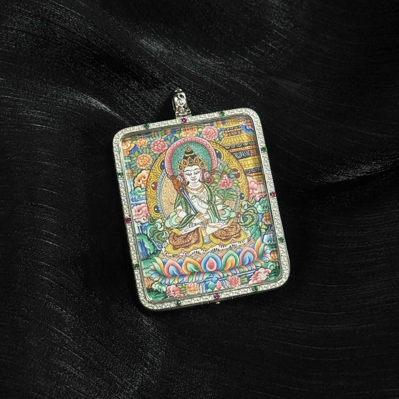  Detailed view of the 925 silver casing for the Akasagarbha Thangka pendant, symbolising protection and elegance in Tibetan Buddhist tradition.

