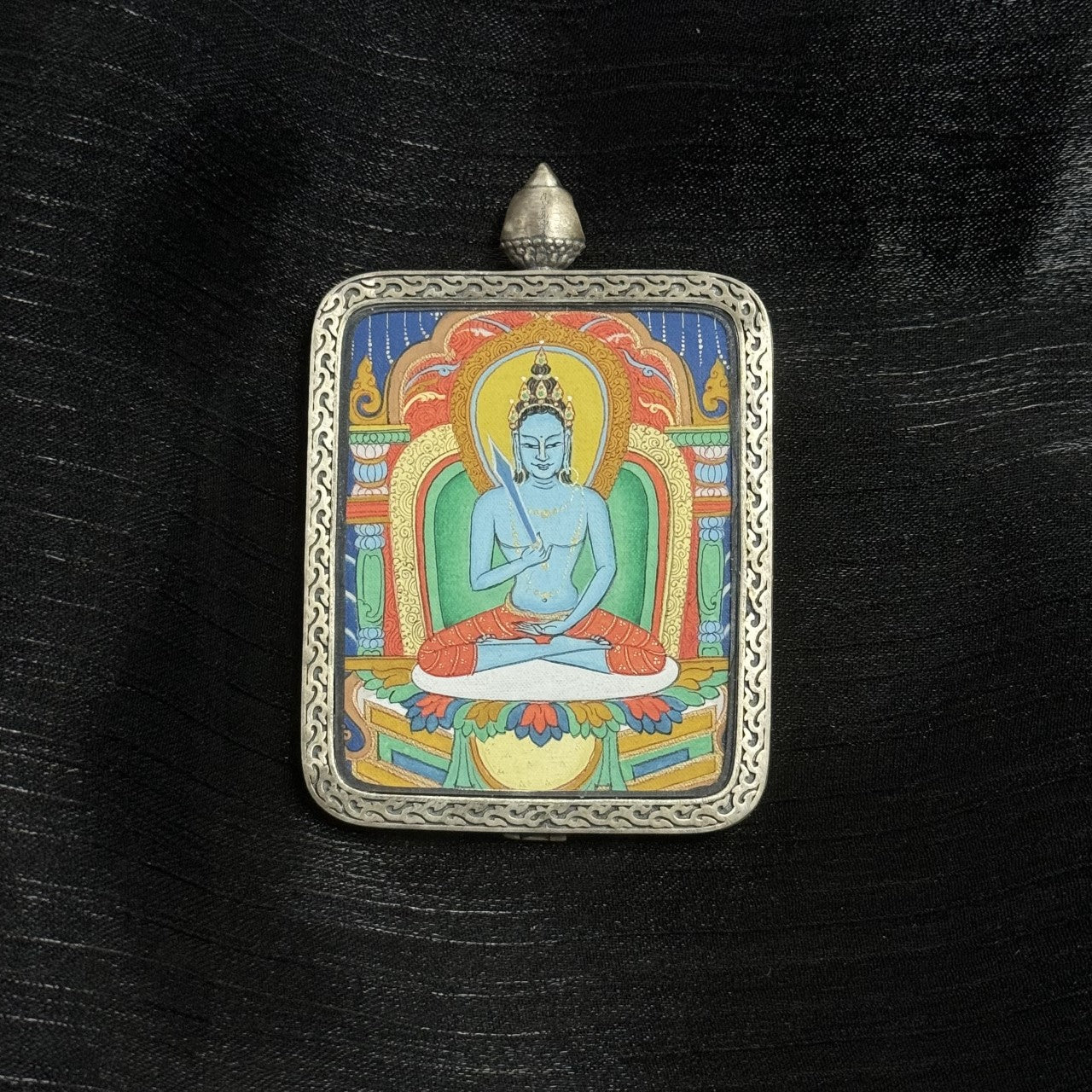  Detailed view of the 925 silver Dunhuang Nine-Colour Deer casing for the Akasagarbha Thangka pendant, symbolising protection and elegance in Tibetan Buddhist tradition.


