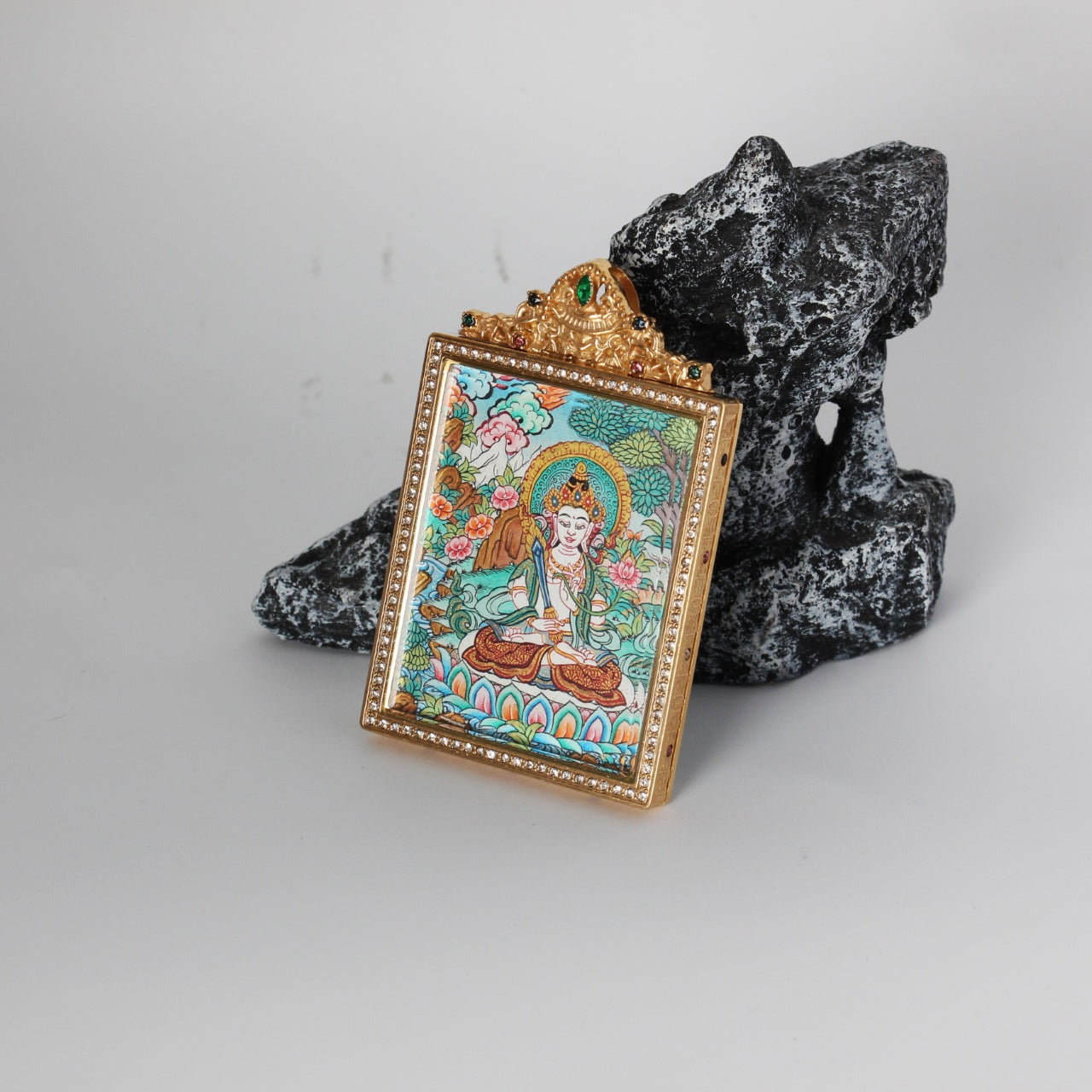 Detailed view of the titanium steel casing for the Akasagarbha Thangka pendant, symbolizing protection and elegance in Tibetan Buddhist tradition.
