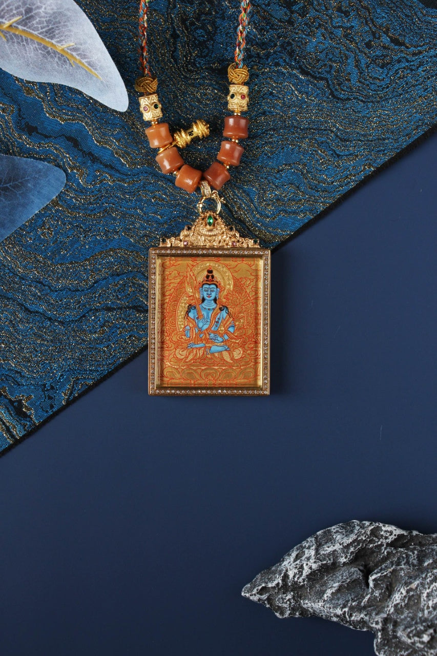  Detailed view of the titanium steel casing for the Akasagarbha Thangka pendant, symbolizing protection and elegance in Tibetan Buddhist tradition.
