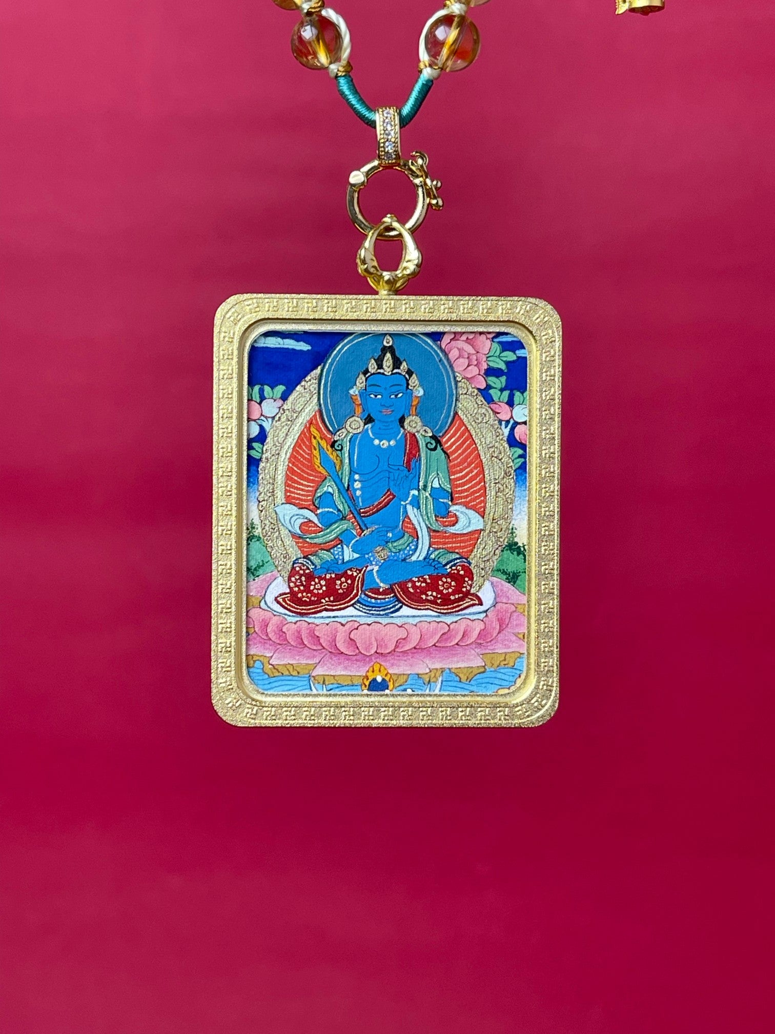  Detailed view of the silver casing for the Akasagarbha Thangka pendant, symbolising wisdom and tradition in Buddhist practice.

