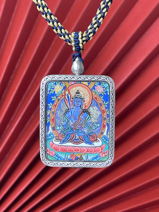  Detailed view of the silver casing for the Akasagarbha Thangka pendant, symbolising wisdom and tradition in Buddhist practice.
