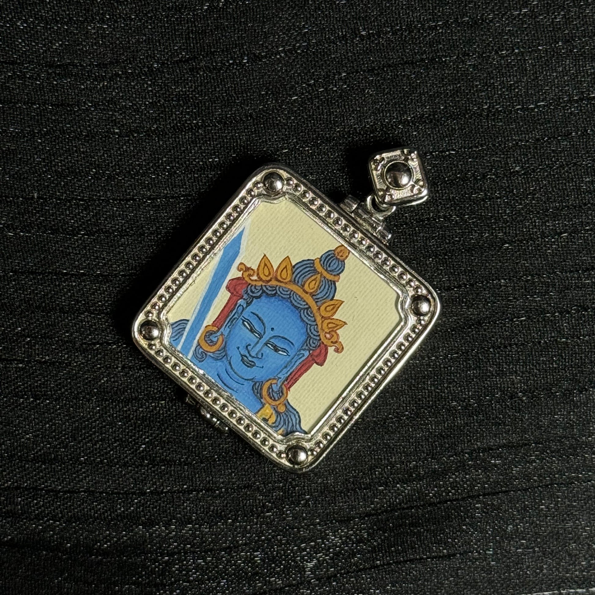  A 2x2cm hand-painted Tibet Akasagarbha (Treasury of Space) Thangka pendant featuring the wealth deity, representing wealth and protection in Buddhist tradition.

