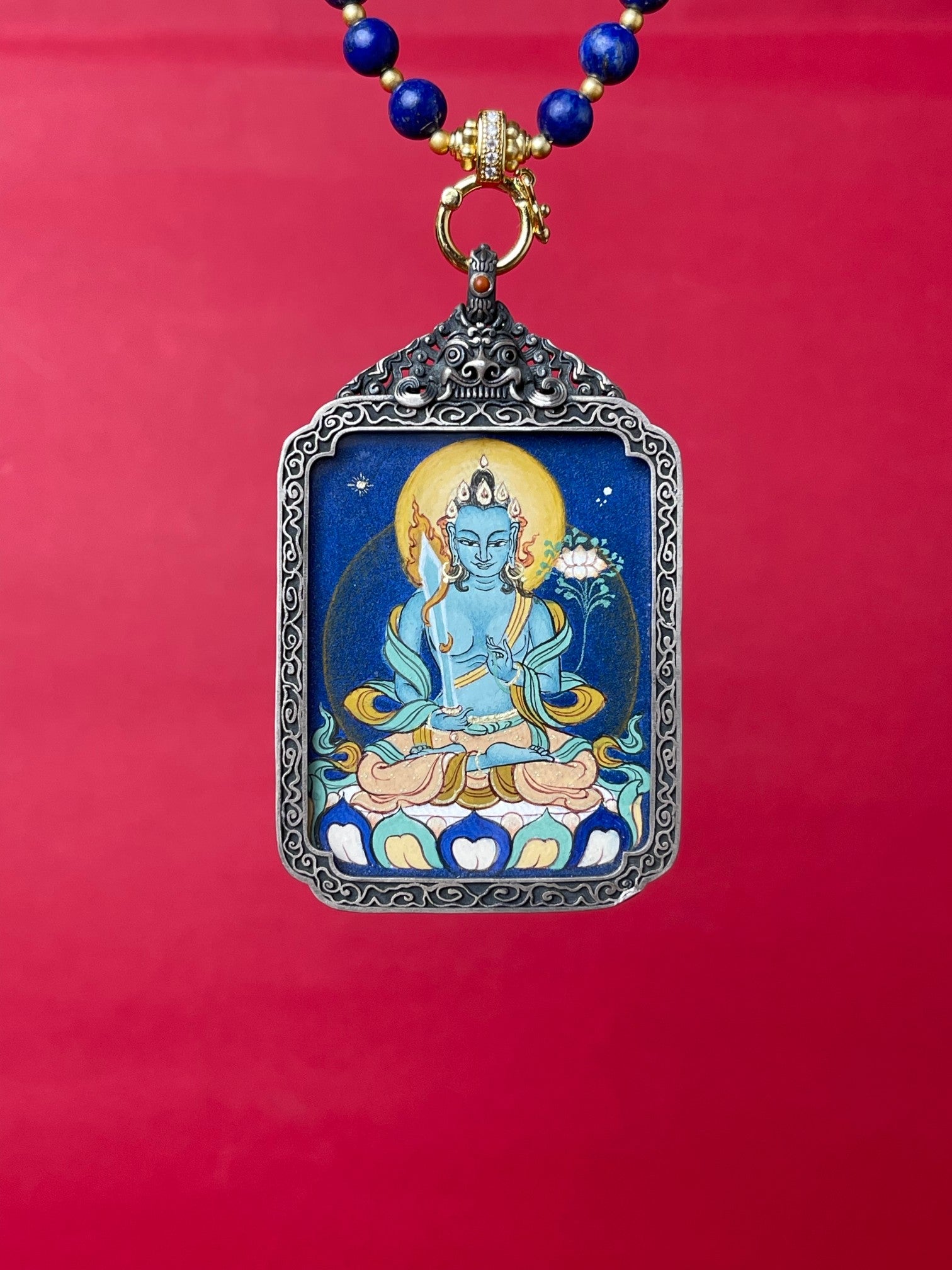  Detailed view of the refined silver casing for the Akasagarbha Thangka pendant, symbolising wealth and tradition in Buddhist practice.
