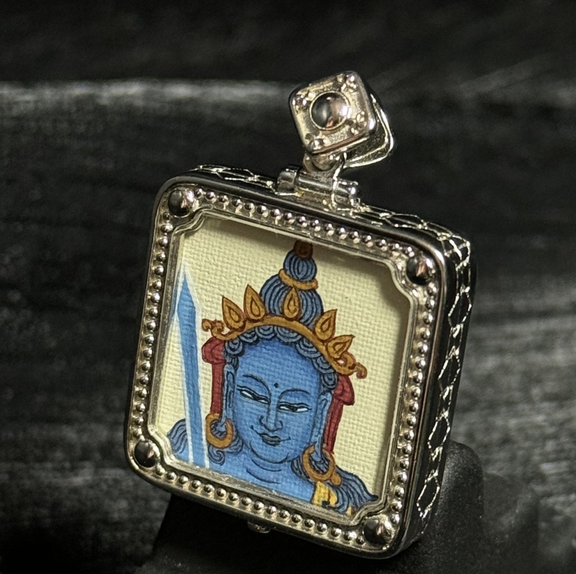  Detailed view of the 925 silver casing for the Akasagarbha Thangka pendant, symbolising protection and tradition in Buddhist practice.

