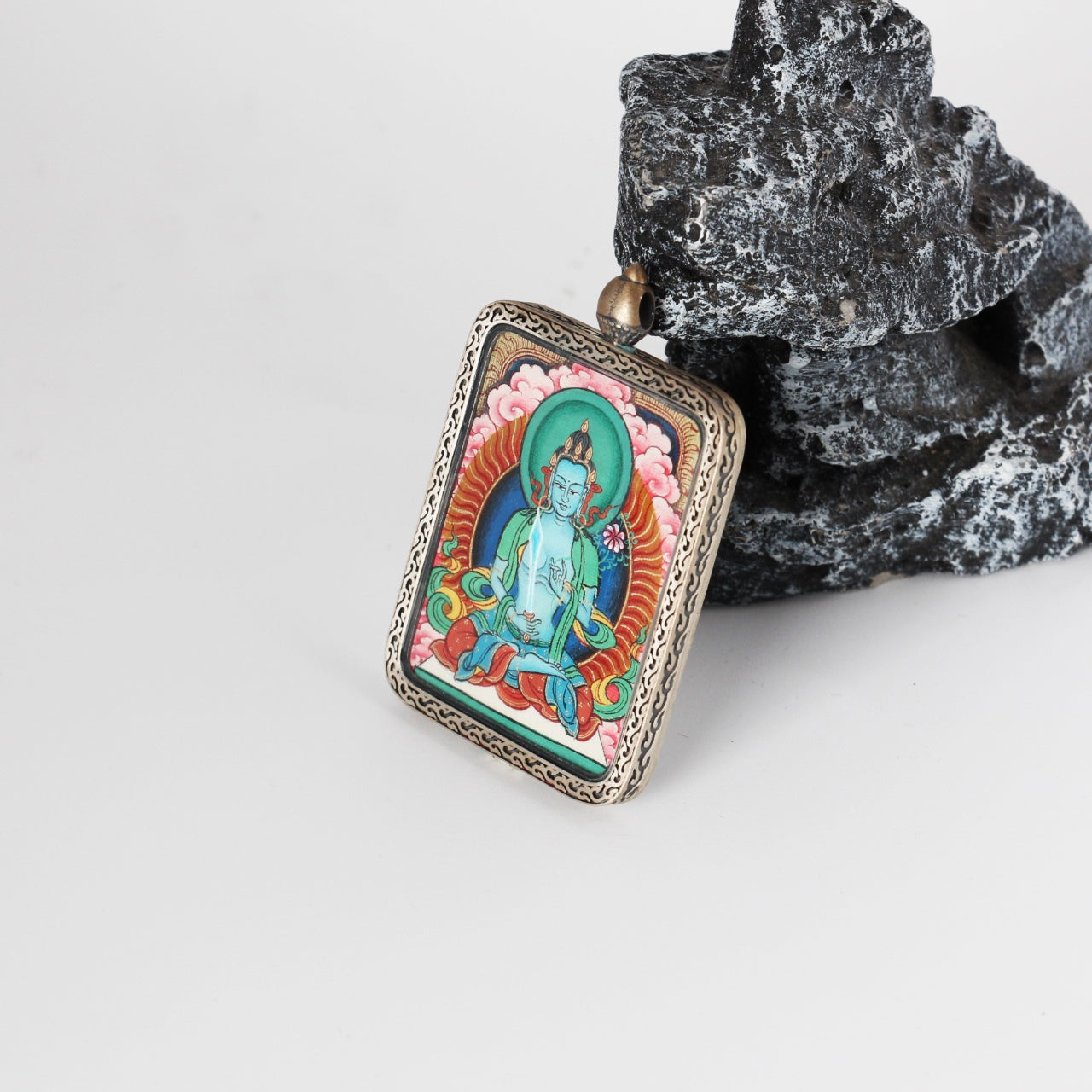 Detailed view of the titanium steel casing for the Akasagarbha Thangka pendant, symbolizing protection and elegance in Tibetan Buddhist tradition.
