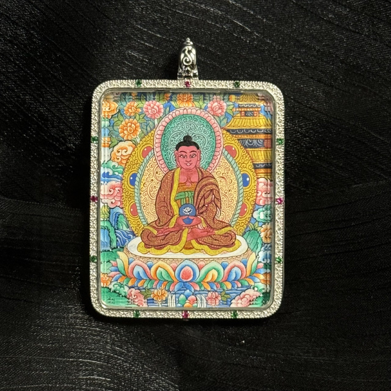 The Amitabha with Eight Guardians and Mandala Thangka pendant displayed as a sacred amulet for liberation and pure-land aspiration, embodying Tibetan Buddhist tradition.
