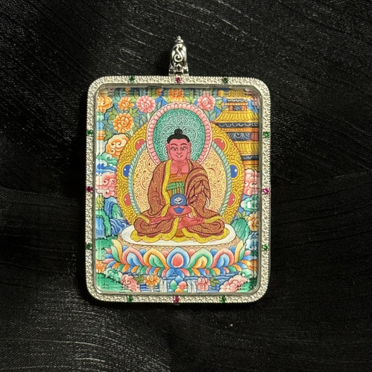  The Amitabha with Eight Guardians and Mandala Thangka pendant displayed as a sacred amulet for liberation and pure-land aspiration, embodying Tibetan Buddhist tradition.

