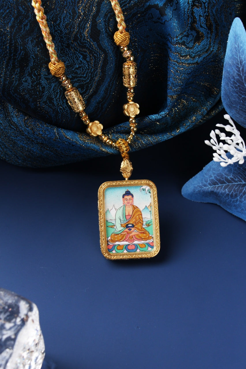  Detailed view of the titanium steel casing for the Amitabha Buddha Thangka pendant, symbolizing protection and elegance in Tibetan Buddhist tradition.

