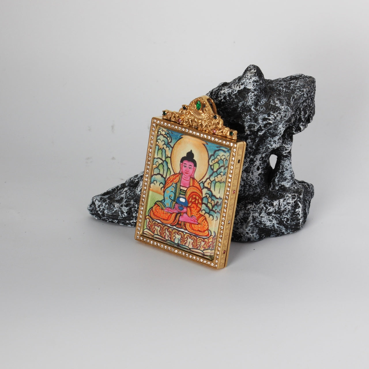  Hand-painted Nepal Elegant Amitabha Buddha Thangka pendant featuring the Buddha of Infinite Light and Life, encased in titanium steel, representing liberation and peace in Tibetan Buddhist tradition.

