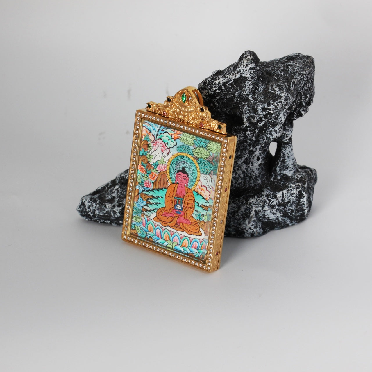 Detailed view of the titanium steel casing for the Amitabha Thangka pendant, symbolizing protection and elegance in Tibetan Buddhist tradition.

