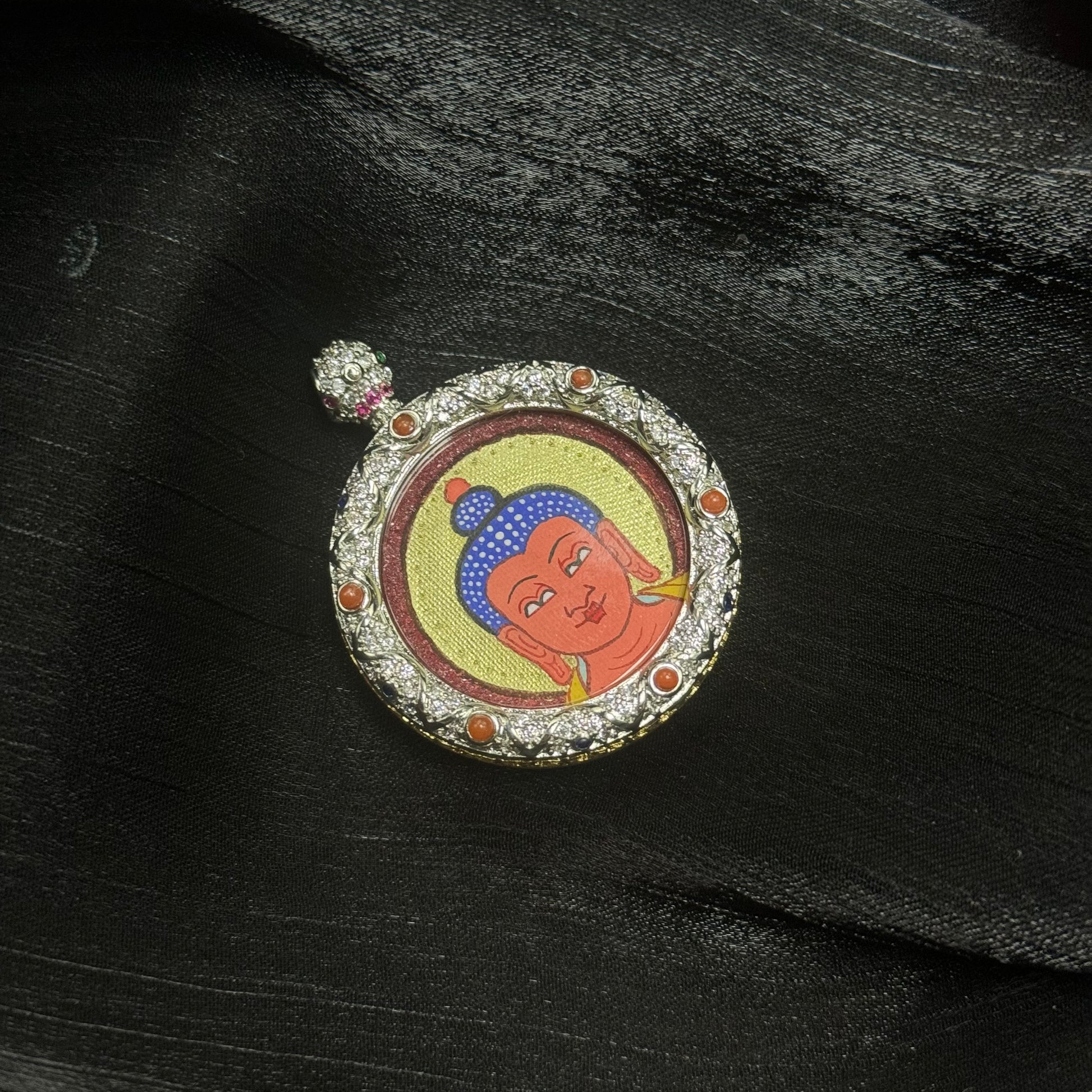 Detailed view of the jewellery copper casing for the Amitabha Buddha Head Thangka pendant, symbolising protection and tradition in Buddhist practice.

