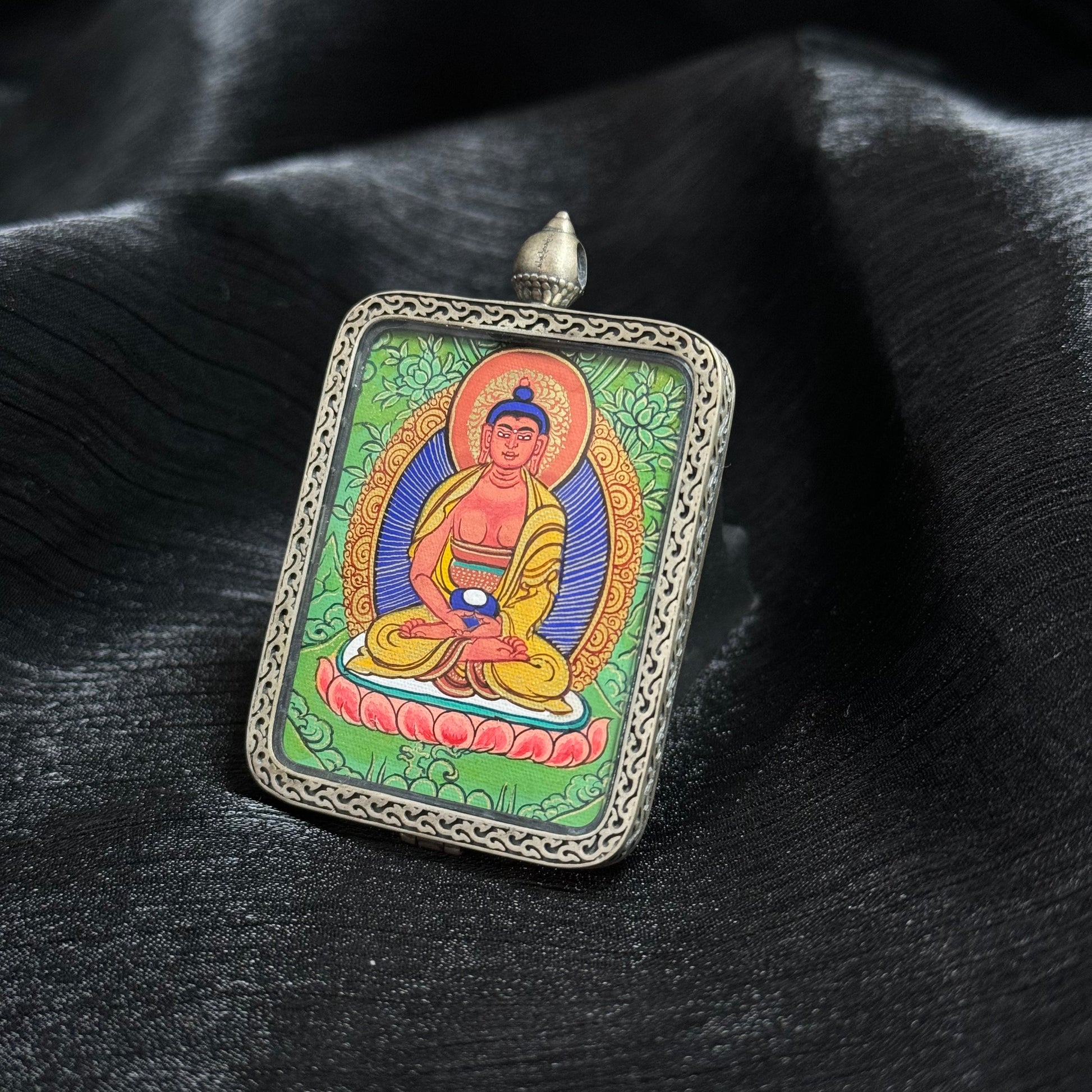  Close-up detail of the Rekong Cuiying Amitabha Thangka painting showing natural mineral pigments, showcasing the masterful artistry of Rekong lama painters.

