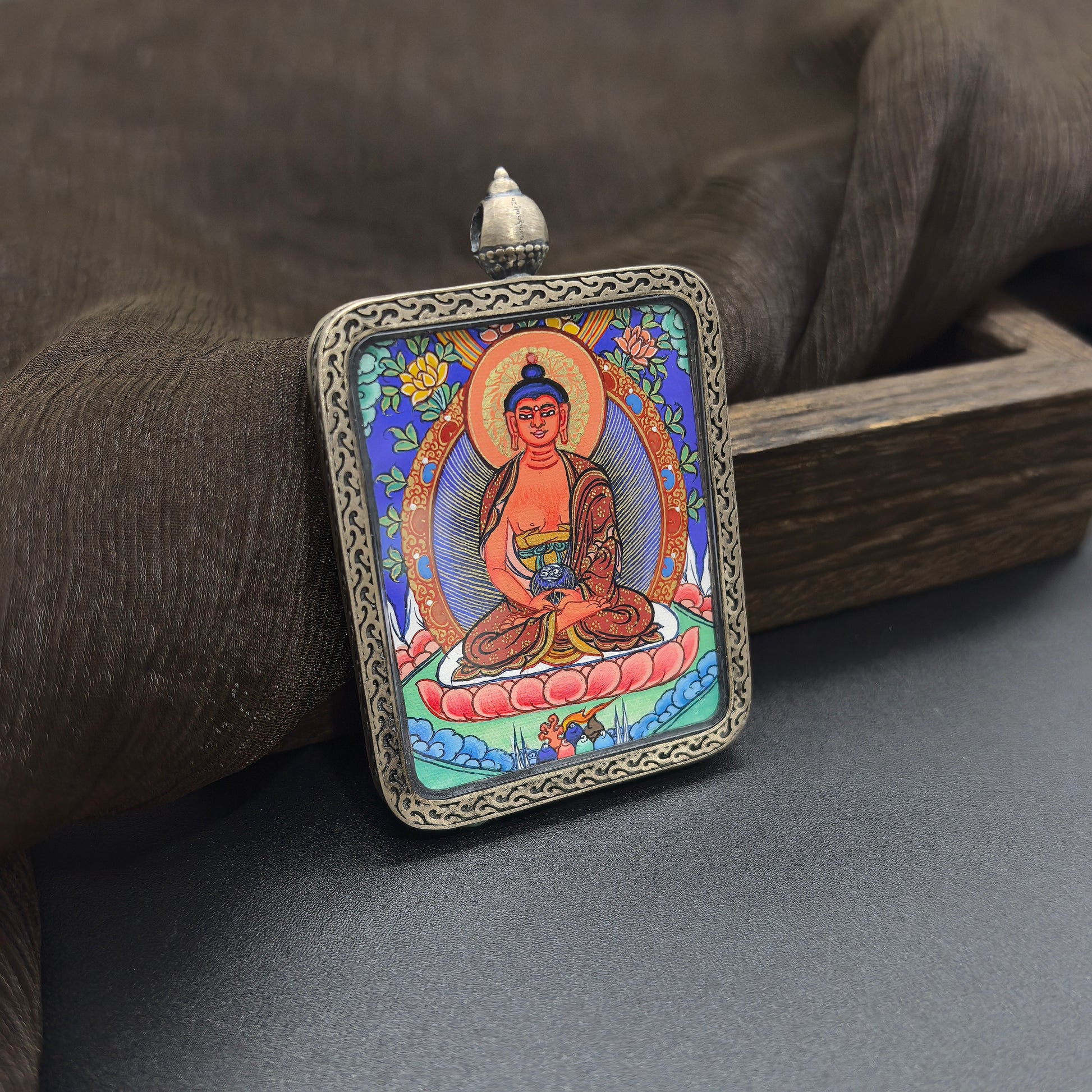  The Rekong Amitabha pendant with 925 silver displayed as a sacred amulet for Pure Land and liberation, embodying Buddhist tradition.
