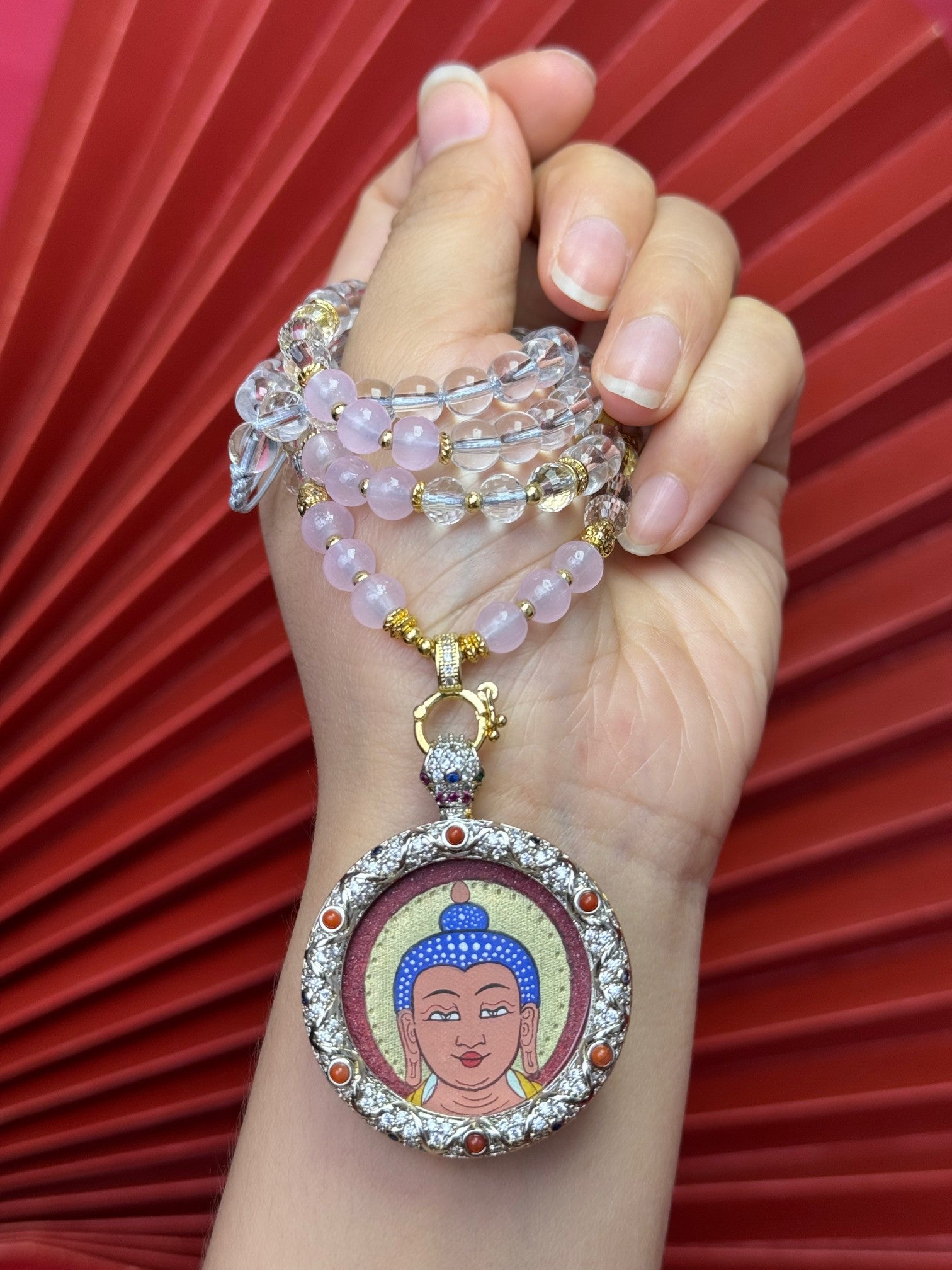  Detailed view of the refined copper casing for the Amitabha Thangka pendant, symbolising universal salvation and tradition in Buddhist practice.
