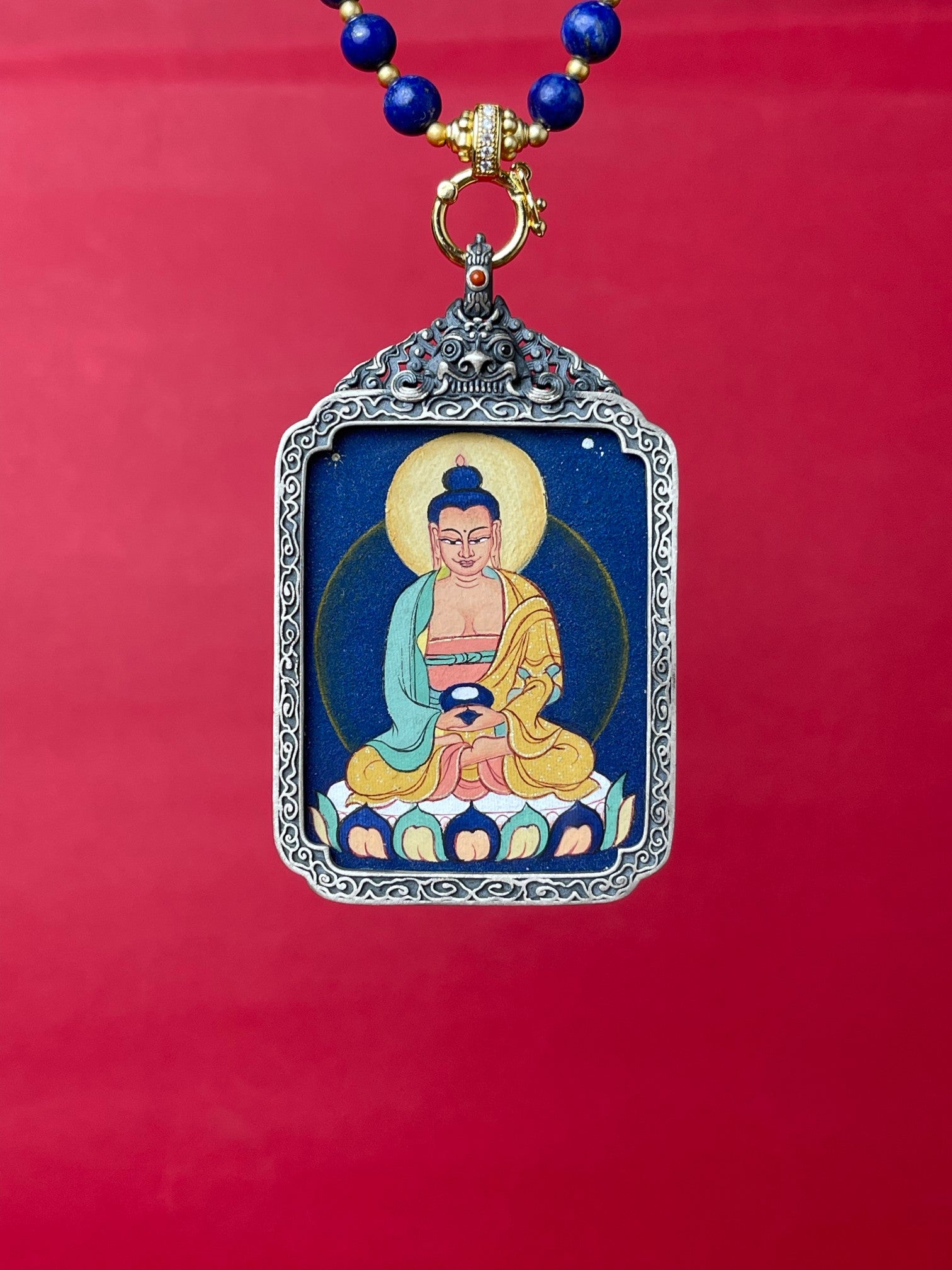  Detailed view of the refined silver casing for the Amitabha Thangka pendant, symbolising liberation and tradition in Buddhist practice.
