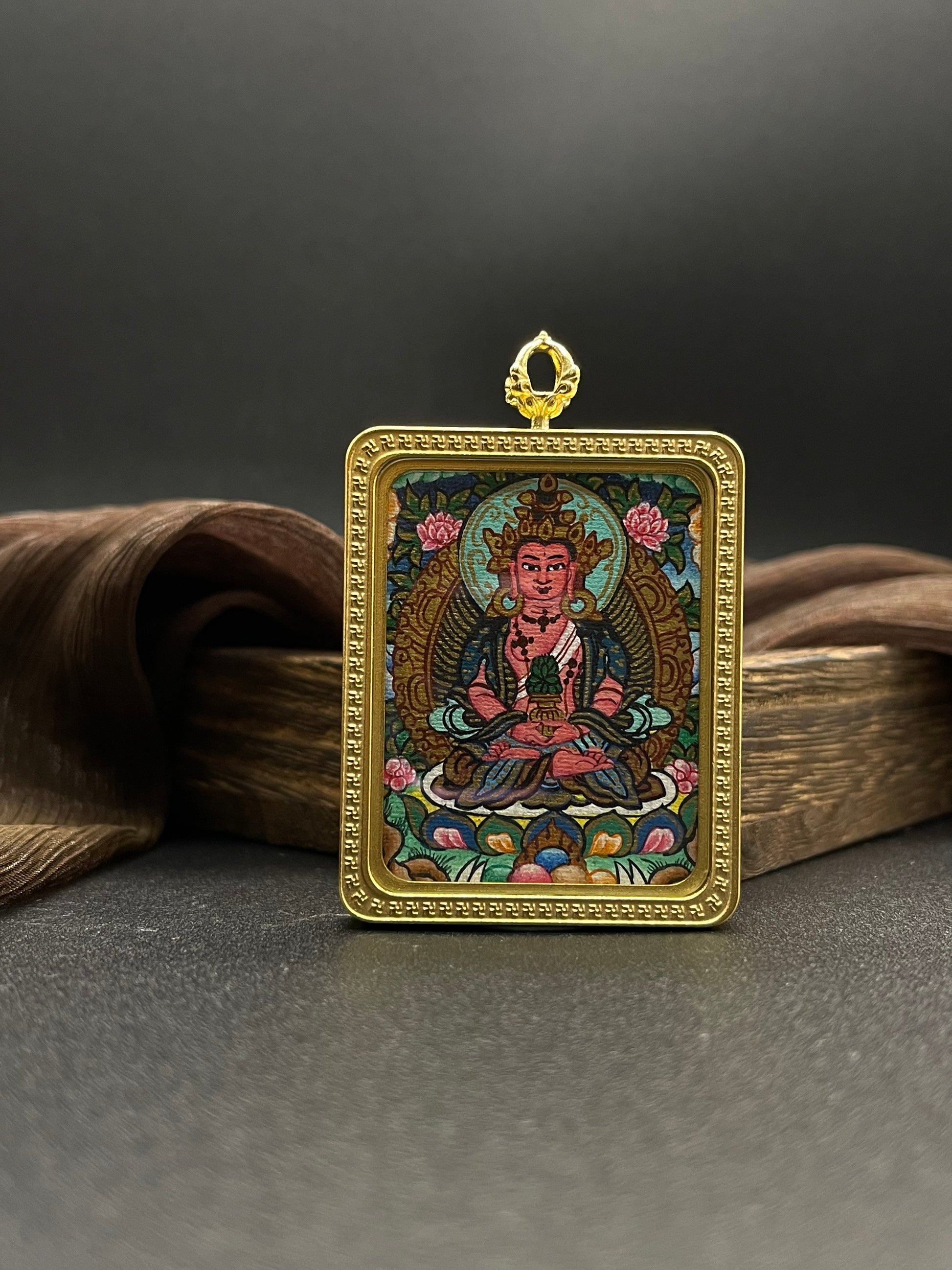  Detailed view of the titanium casing for the Amitayus Thangka pendant, symbolising longevity and tradition in Buddhist practice.

