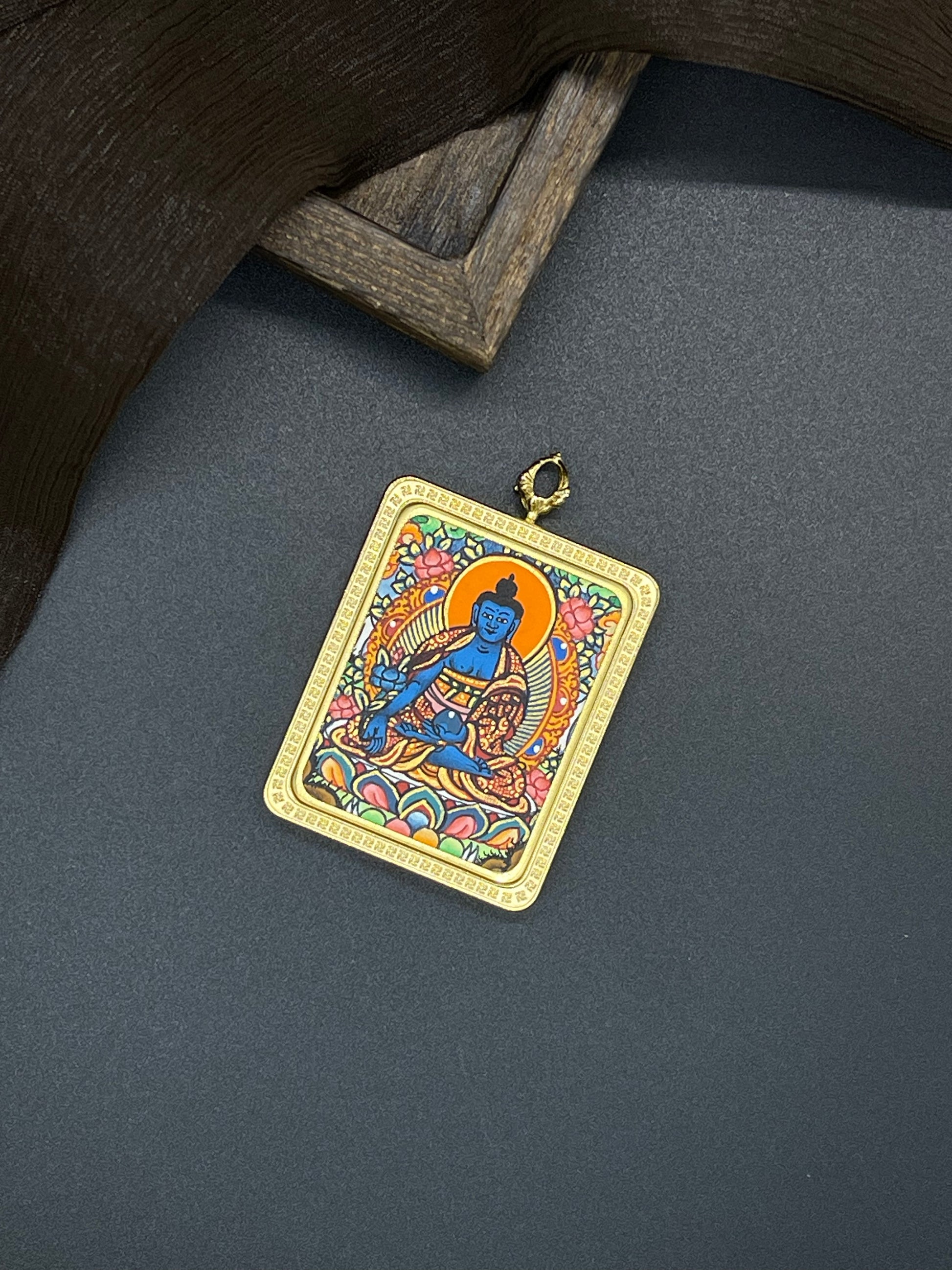 Hand-painted Nepal Bhaisajyaguru (药师佛) Thangka pendant 3.5x4.5cm with titanium casing featuring the Medicine Buddha, representing the removal of illness and peace and health in Buddhist tradition.
