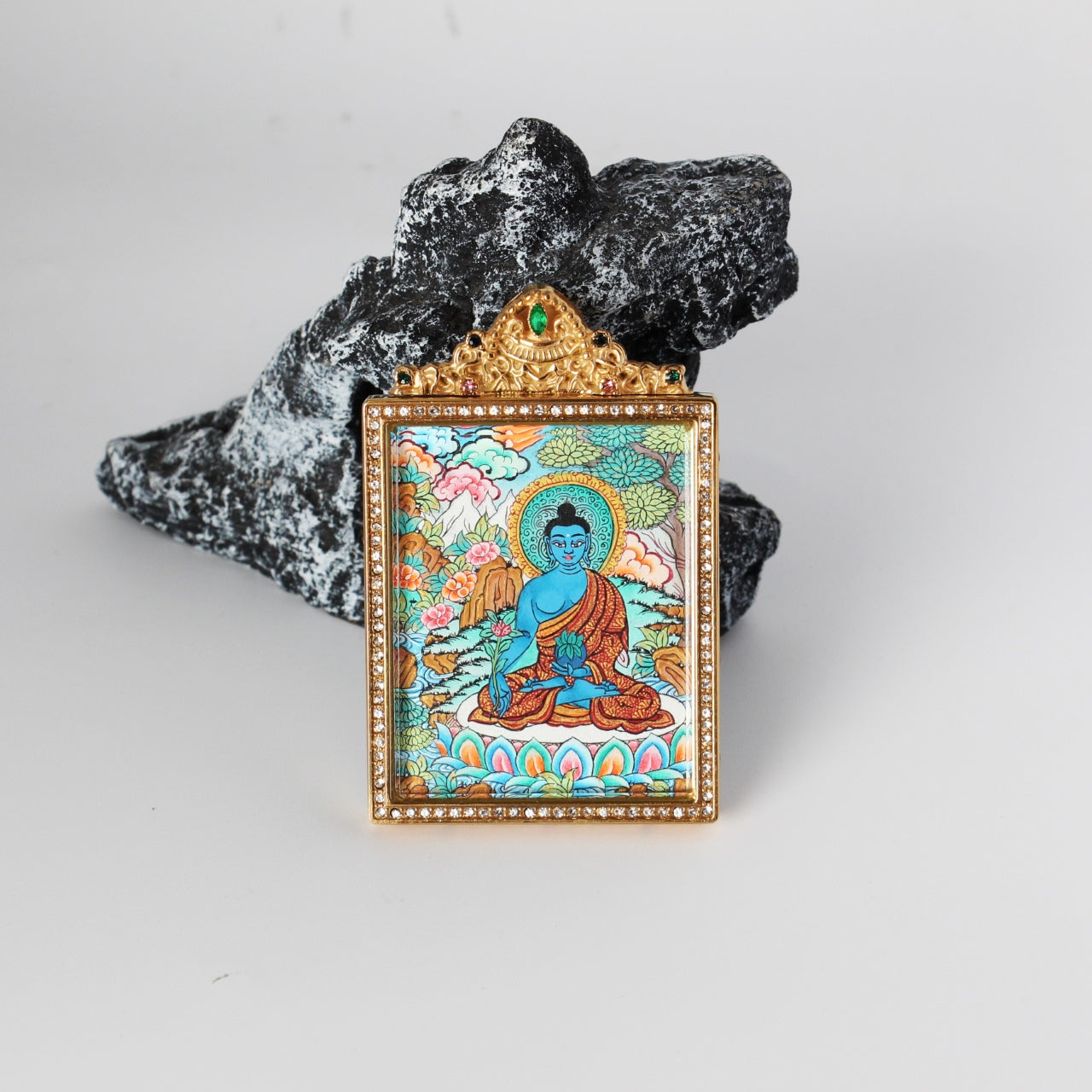  Detailed view of the titanium steel casing for the Bhaisajyaguru Thangka pendant, symbolizing protection and elegance in Tibetan Buddhist tradition.

