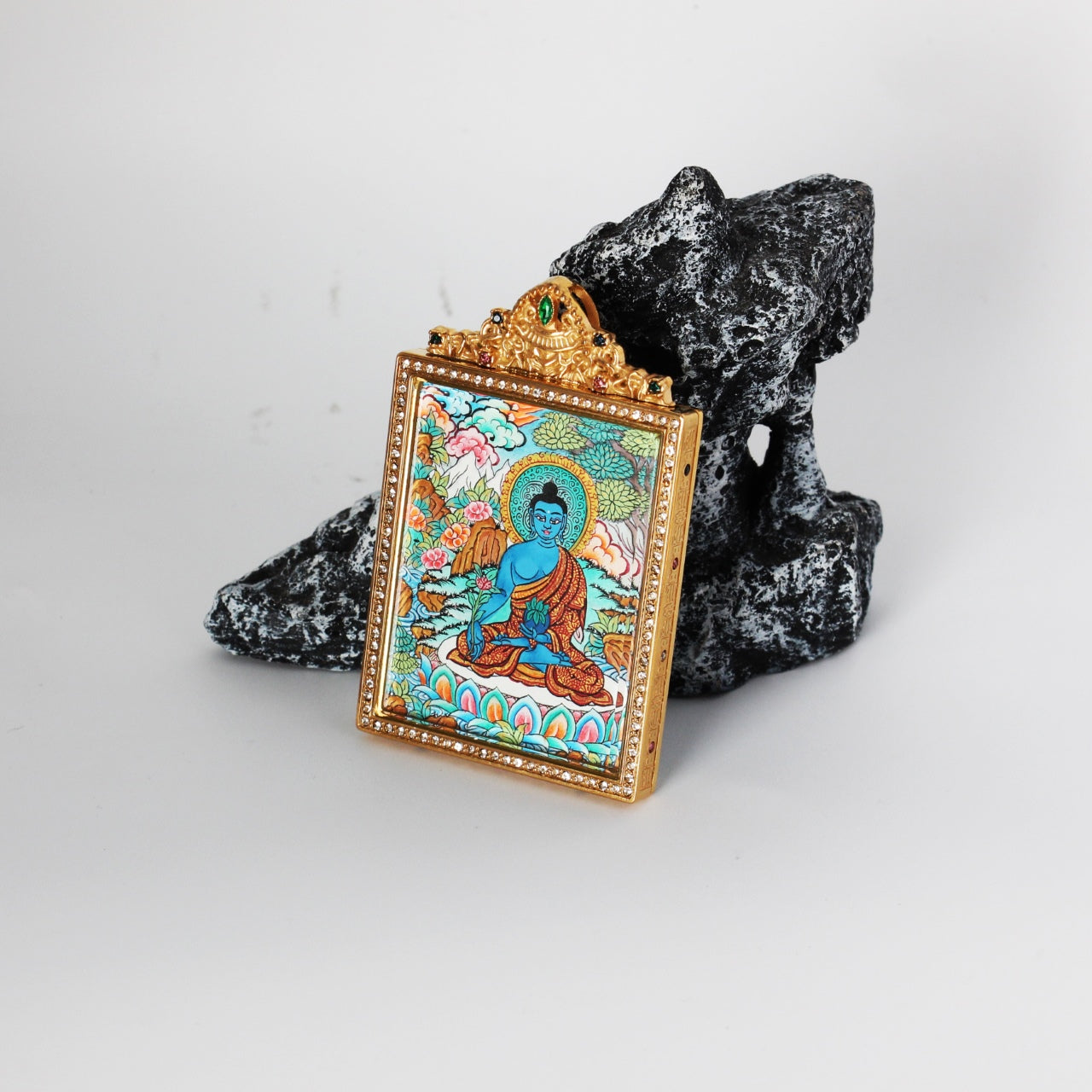  The Nepal Premium Bhaisajyaguru Thangka pendant displayed as a sacred amulet for healing and longevity, embodying Tibetan Buddhist tradition.
